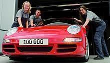 Das Monteure-Team Nora Heinzelmann, Patrick Fink und Stefanie Ried (von links) schiebt das 100'000ste Fahrzeug der aktuellen 911-Generation aus der Halle. Foto: Auto-Reporter/Porsche